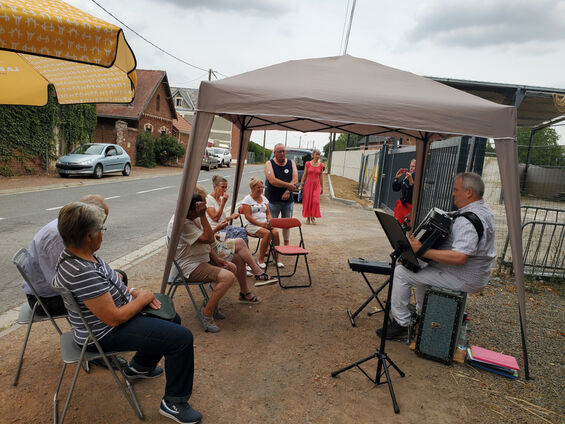 16 août 2022 - spectacle de la Baraque à Frat dans les rues de Flesquières - Crédit photo Fernande Lamouret