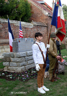 15 octobre 2022 - FLESQUIERES - Cérémonie d'inauguration de l'abribus et d'hommage au Caporal américain J. Bergman avec l'incrustation de son portrait sur la stèle du souvenir - Crédit Photo Jean Marie Caudmont