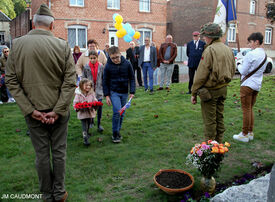 15 octobre 2022 - FLESQUIERES - Cérémonie d'inauguration de l'abribus et d'hommage au Caporal américain J. Bergman avec l'incrustation de son portrait sur la stèle du souvenir - Crédit Photo Jean Marie Caudmont