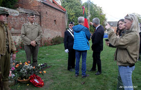 15 octobre 2022 - FLESQUIERES - Cérémonie d'inauguration de l'abribus et d'hommage au Caporal américain J. Bergman avec l'incrustation de son portrait sur la stèle du souvenir - Crédit Photo Jean Marie Caudmont