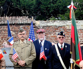 15 octobre 2022 - FLESQUIERES - Cérémonie d'inauguration de l'abribus et d'hommage au Caporal américain J. Bergman avec l'incrustation de son portrait sur la stèle du souvenir - Crédit Photo Jean Marie Caudmont