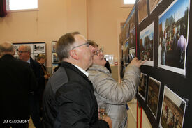 15 octobre 2022 - FLESQUIERES - Cérémonie d'inauguration de l'abribus et d'hommage au Caporal américain J. Bergman avec l'incrustation de son portrait sur la stèle du souvenir - Crédit Photo Jean Marie Caudmont