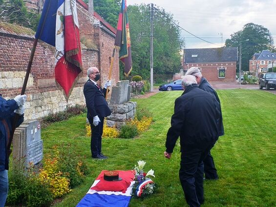 commémorations du 19 mai 1940 - flesquières - Place des combattants - dépose gerbe commémorations du 19 mai 1940 - flesquières - Place des combattants - dépose gerbe